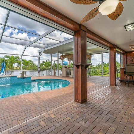 Waterfront, Pool, Tiki Bar, Outdoor Kitchen & Bar, Fire Pit, Home Gym, Sleeps 14-Villa Breath Away Cape Coral Exterior photo