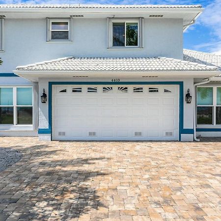 Waterfront, Pool, Tiki Bar, Outdoor Kitchen & Bar, Fire Pit, Home Gym, Sleeps 14-Villa Breath Away Cape Coral Exterior photo