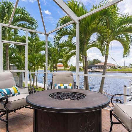 Waterfront, Pool, Tiki Bar, Outdoor Kitchen & Bar, Fire Pit, Home Gym, Sleeps 14-Villa Breath Away Cape Coral Exterior photo