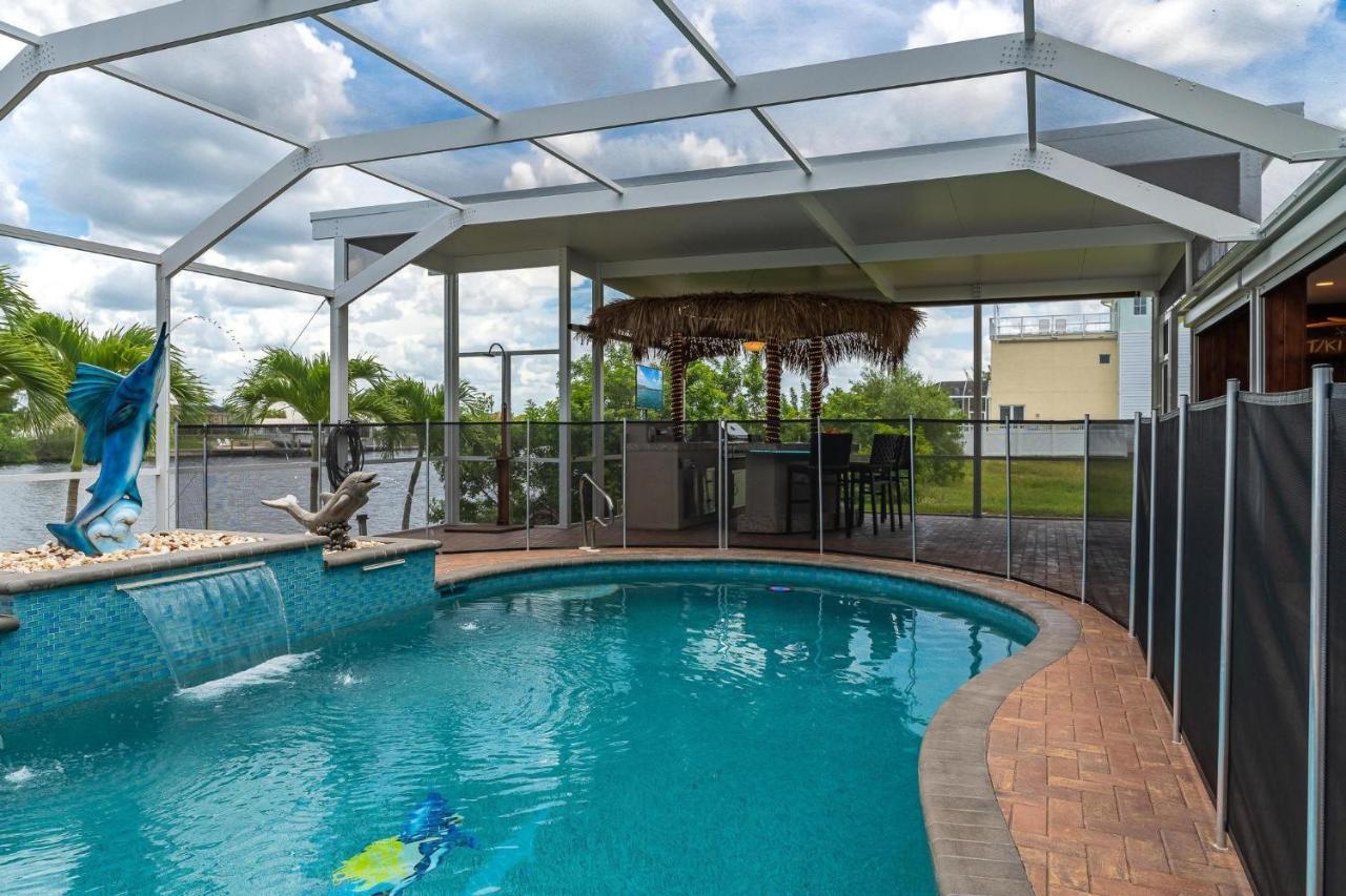 Waterfront, Pool, Tiki Bar, Outdoor Kitchen & Bar, Fire Pit, Home Gym, Sleeps 14-Villa Breath Away Cape Coral Exterior photo