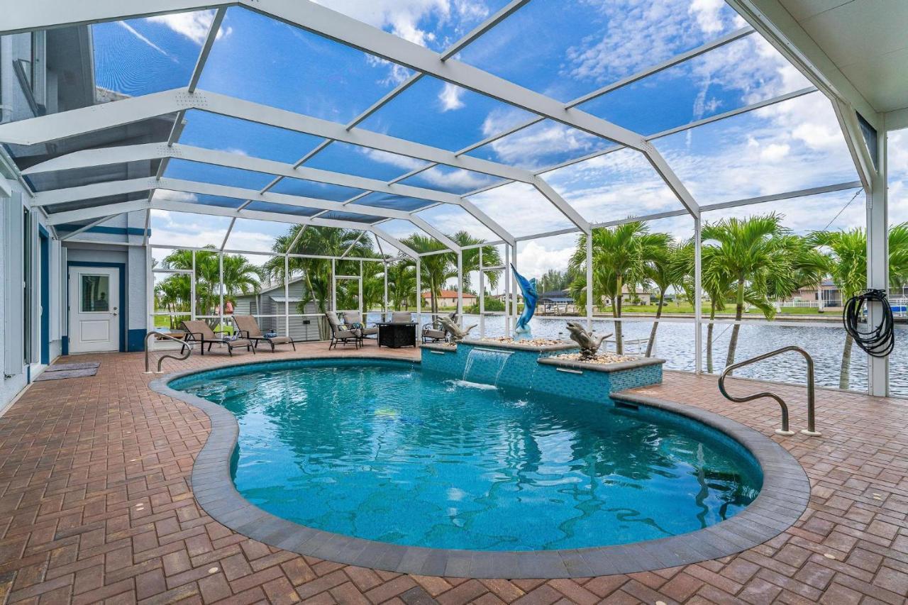 Waterfront, Pool, Tiki Bar, Outdoor Kitchen & Bar, Fire Pit, Home Gym, Sleeps 14-Villa Breath Away Cape Coral Exterior photo