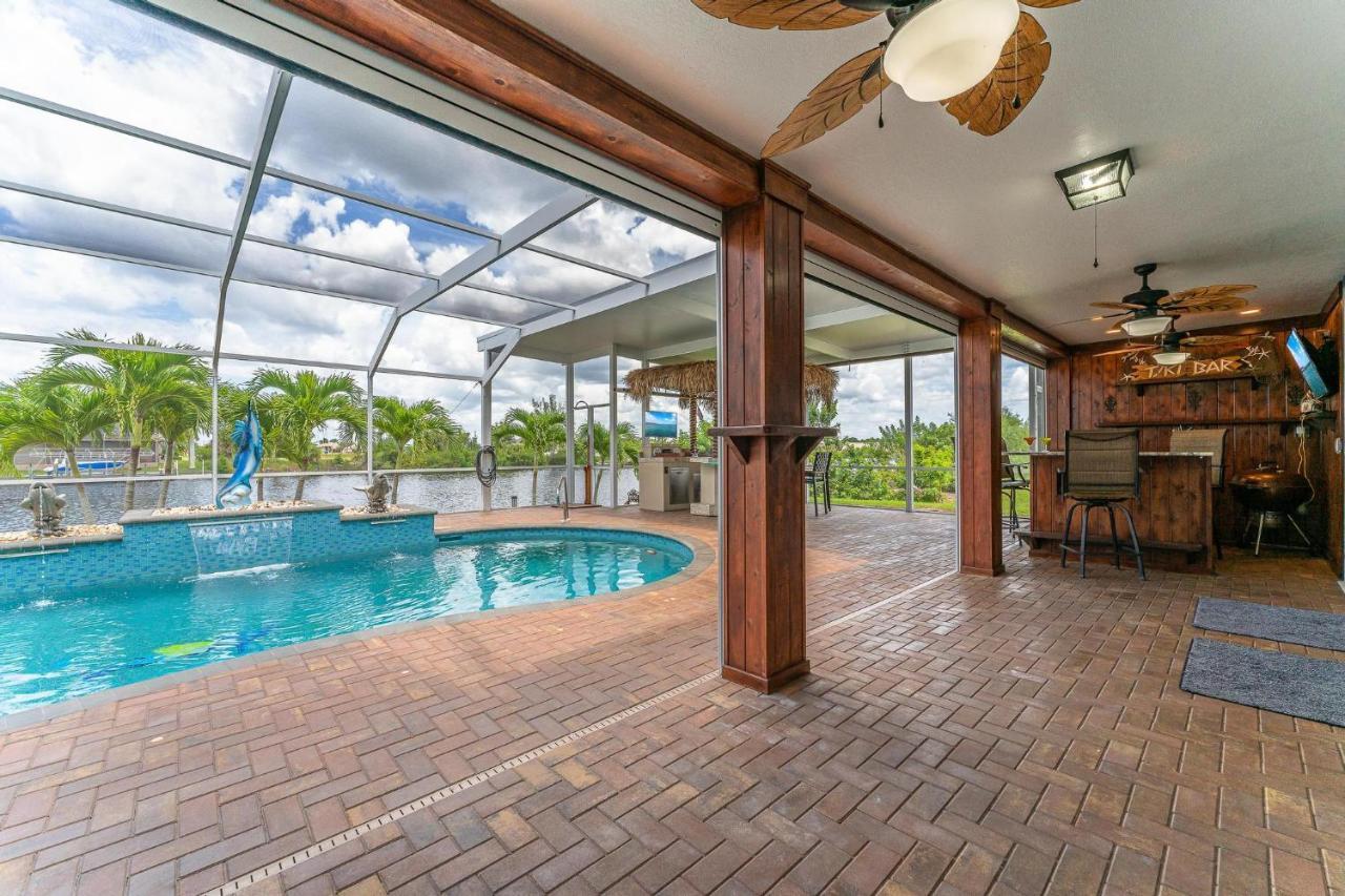 Waterfront, Pool, Tiki Bar, Outdoor Kitchen & Bar, Fire Pit, Home Gym, Sleeps 14-Villa Breath Away Cape Coral Exterior photo