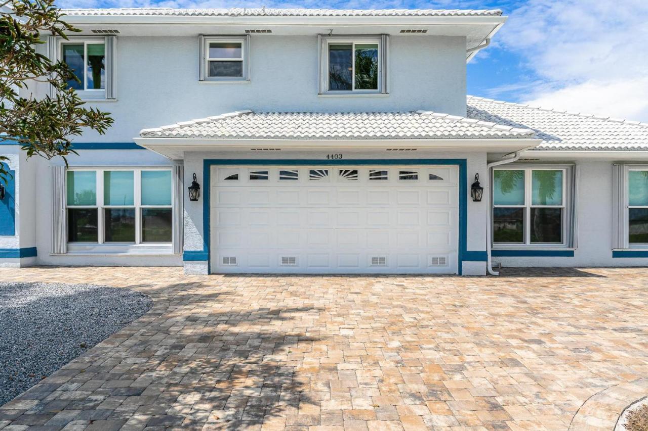 Waterfront, Pool, Tiki Bar, Outdoor Kitchen & Bar, Fire Pit, Home Gym, Sleeps 14-Villa Breath Away Cape Coral Exterior photo