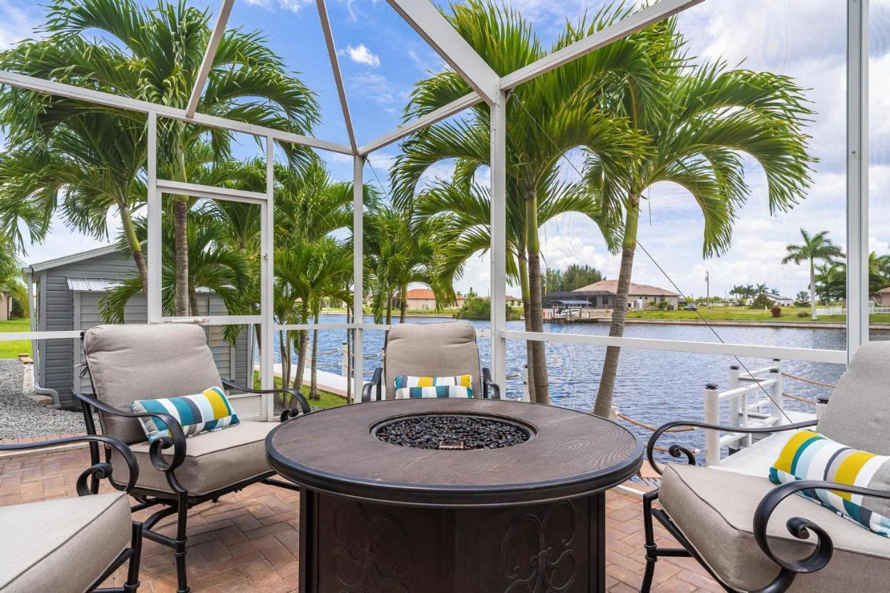 Waterfront, Pool, Tiki Bar, Outdoor Kitchen & Bar, Fire Pit, Home Gym, Sleeps 14-Villa Breath Away Cape Coral Exterior photo