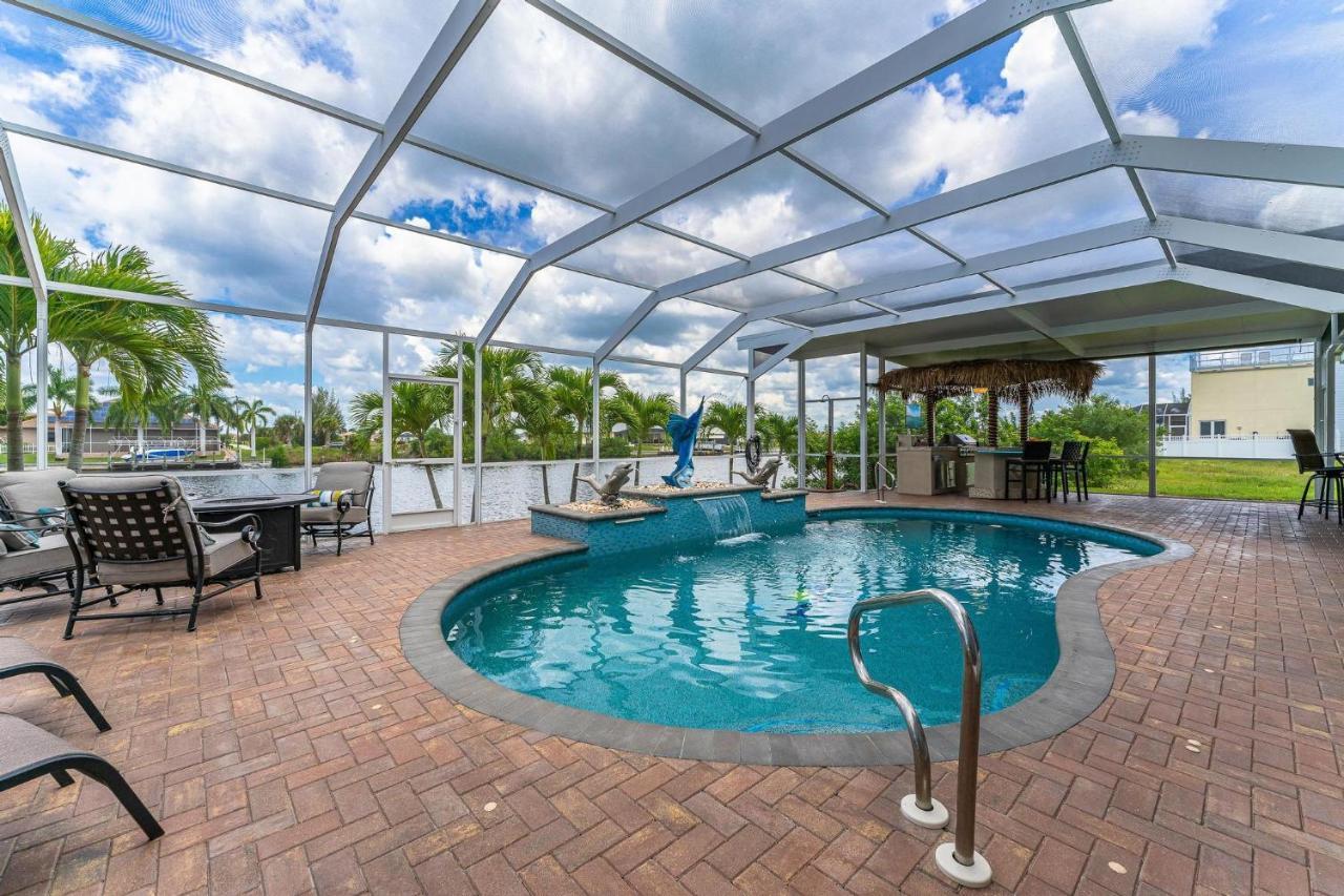 Waterfront, Pool, Tiki Bar, Outdoor Kitchen & Bar, Fire Pit, Home Gym, Sleeps 14-Villa Breath Away Cape Coral Exterior photo