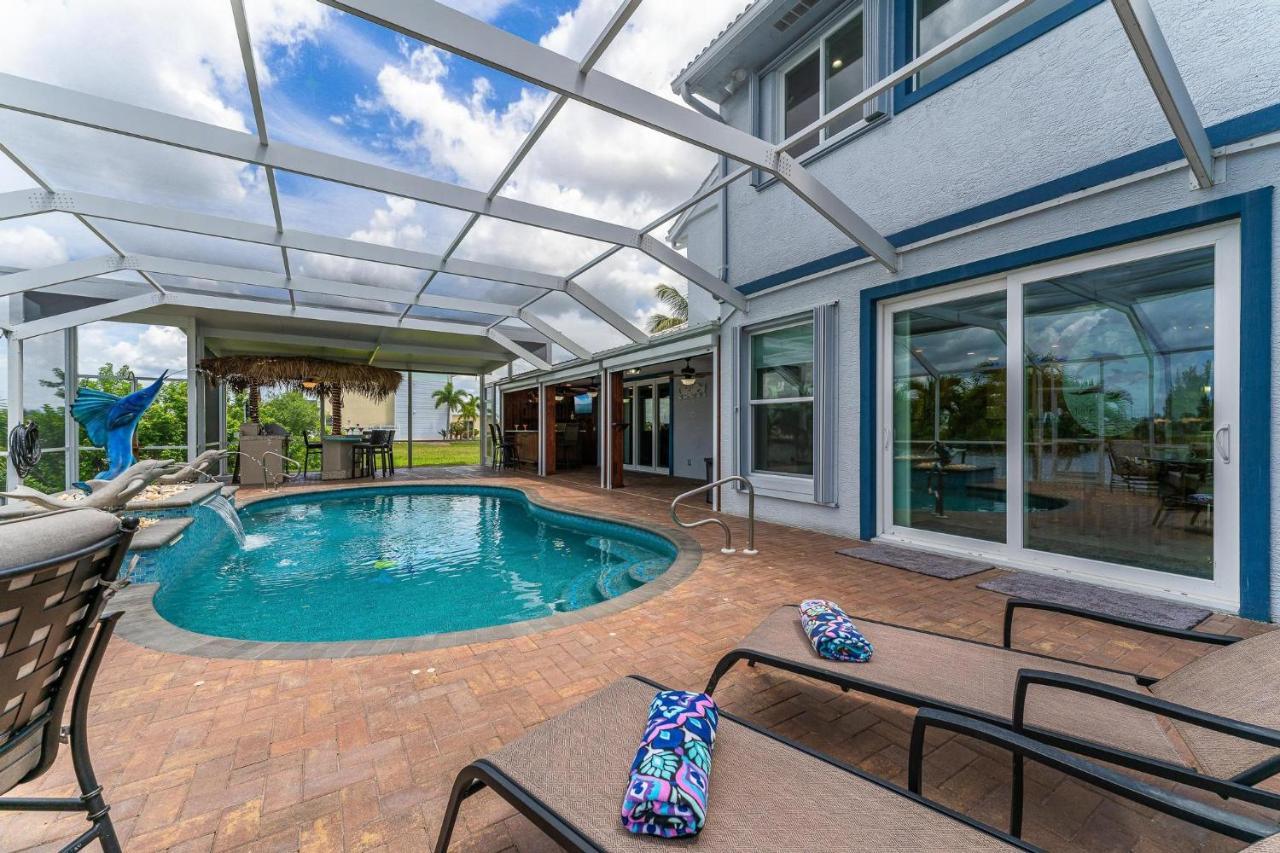 Waterfront, Pool, Tiki Bar, Outdoor Kitchen & Bar, Fire Pit, Home Gym, Sleeps 14-Villa Breath Away Cape Coral Exterior photo