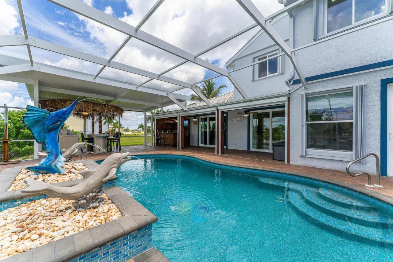 Waterfront, Pool, Tiki Bar, Outdoor Kitchen & Bar, Fire Pit, Home Gym, Sleeps 14-Villa Breath Away Cape Coral Exterior photo