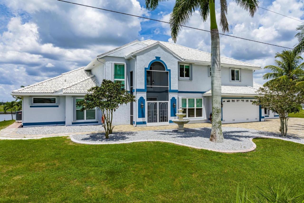 Waterfront, Pool, Tiki Bar, Outdoor Kitchen & Bar, Fire Pit, Home Gym, Sleeps 14-Villa Breath Away Cape Coral Exterior photo