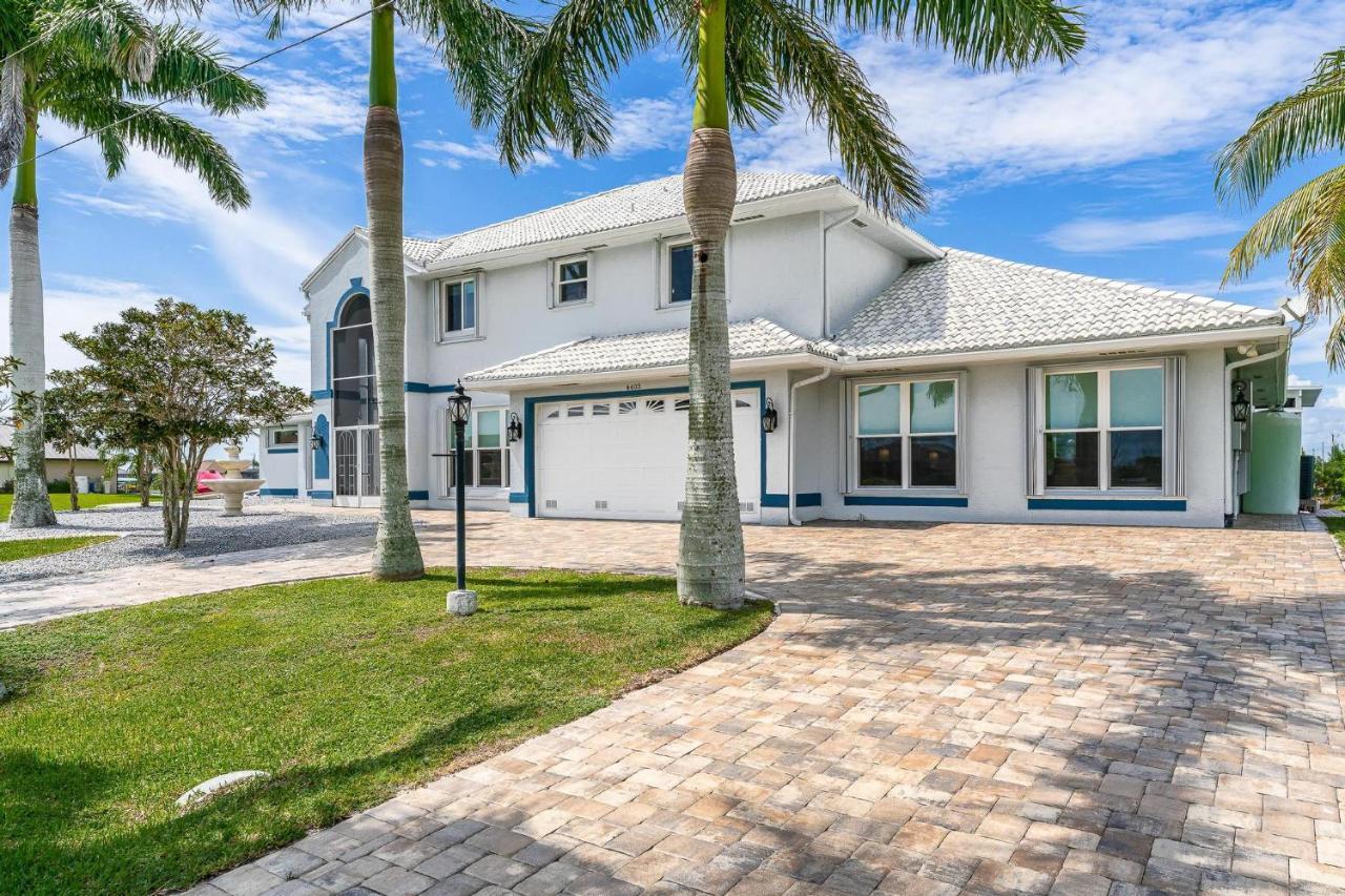 Waterfront, Pool, Tiki Bar, Outdoor Kitchen & Bar, Fire Pit, Home Gym, Sleeps 14-Villa Breath Away Cape Coral Exterior photo