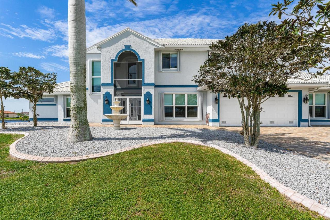 Waterfront, Pool, Tiki Bar, Outdoor Kitchen & Bar, Fire Pit, Home Gym, Sleeps 14-Villa Breath Away Cape Coral Exterior photo