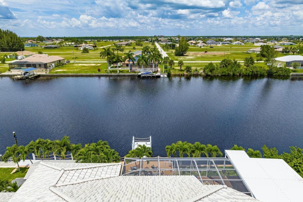 Waterfront, Pool, Tiki Bar, Outdoor Kitchen & Bar, Fire Pit, Home Gym, Sleeps 14-Villa Breath Away Cape Coral Exterior photo