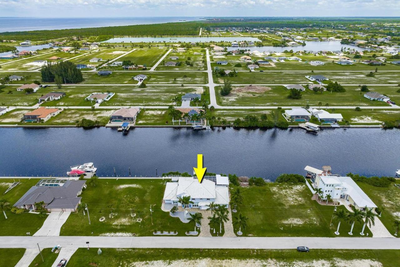 Waterfront, Pool, Tiki Bar, Outdoor Kitchen & Bar, Fire Pit, Home Gym, Sleeps 14-Villa Breath Away Cape Coral Exterior photo