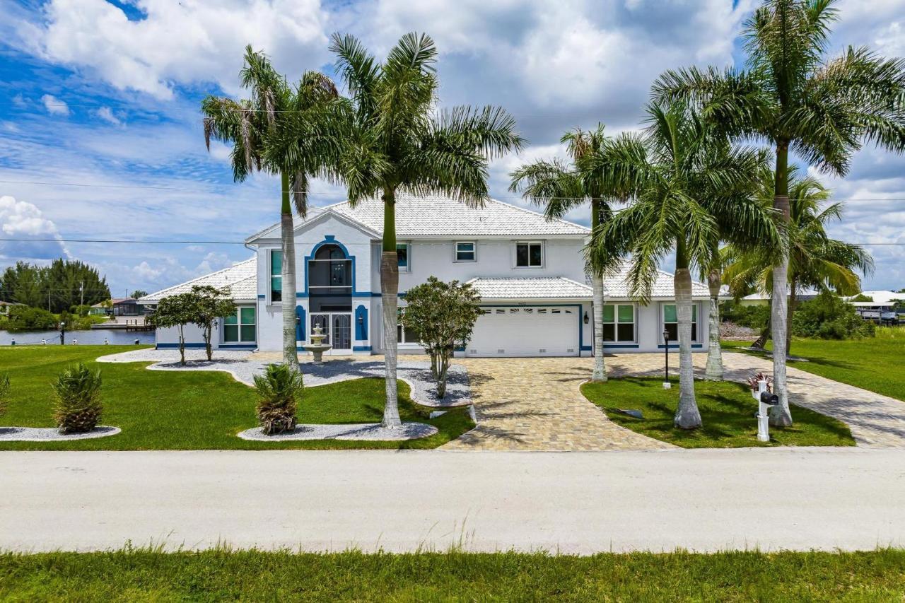 Waterfront, Pool, Tiki Bar, Outdoor Kitchen & Bar, Fire Pit, Home Gym, Sleeps 14-Villa Breath Away Cape Coral Exterior photo