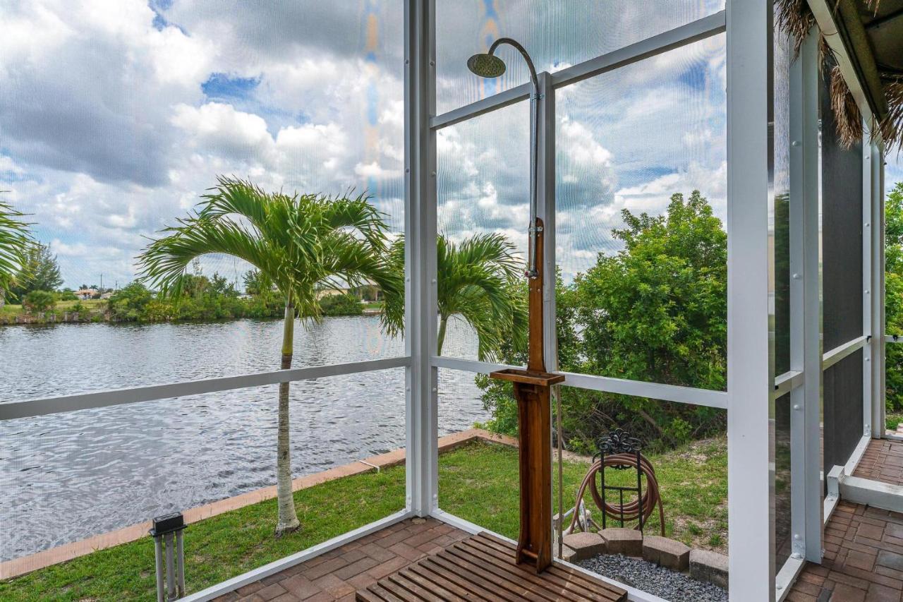 Waterfront, Pool, Tiki Bar, Outdoor Kitchen & Bar, Fire Pit, Home Gym, Sleeps 14-Villa Breath Away Cape Coral Exterior photo