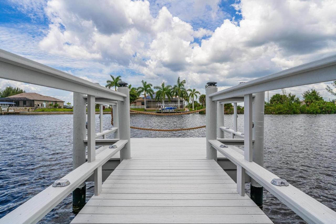 Waterfront, Pool, Tiki Bar, Outdoor Kitchen & Bar, Fire Pit, Home Gym, Sleeps 14-Villa Breath Away Cape Coral Exterior photo