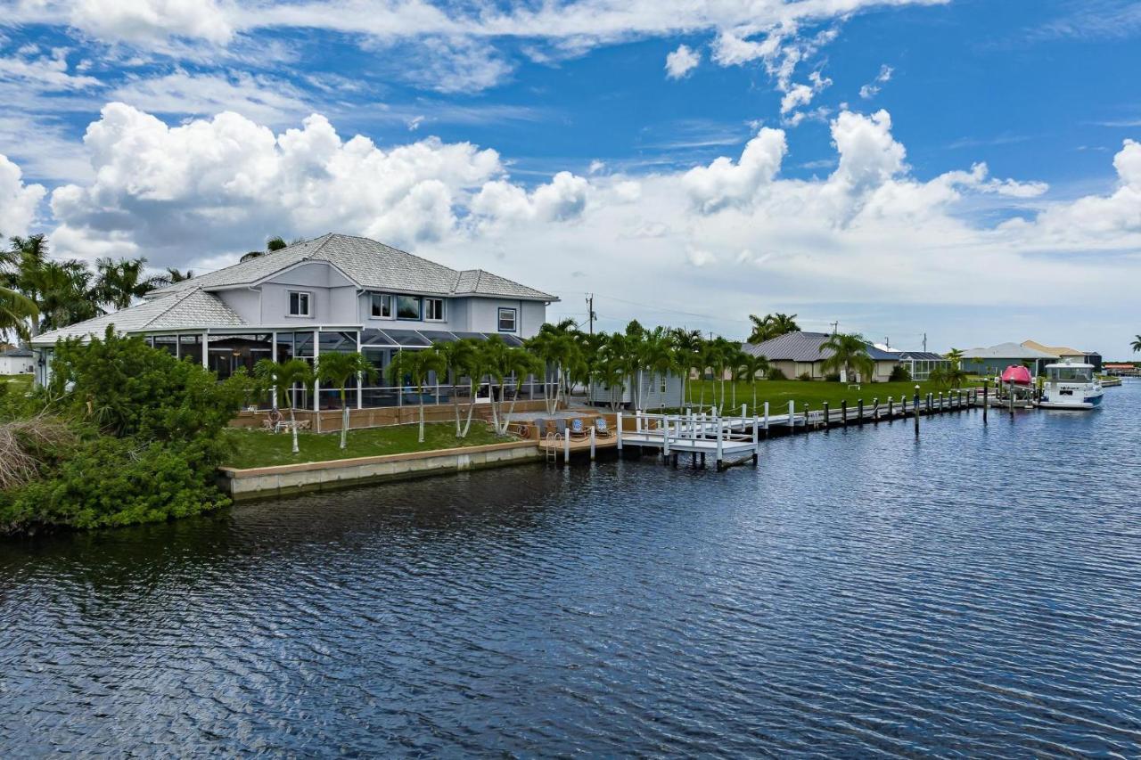 Waterfront, Pool, Tiki Bar, Outdoor Kitchen & Bar, Fire Pit, Home Gym, Sleeps 14-Villa Breath Away Cape Coral Exterior photo