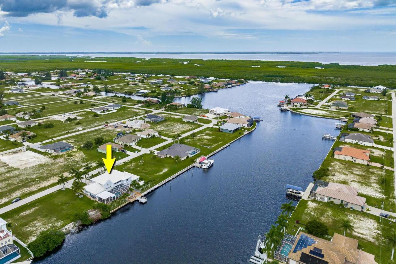 Waterfront, Pool, Tiki Bar, Outdoor Kitchen & Bar, Fire Pit, Home Gym, Sleeps 14-Villa Breath Away Cape Coral Exterior photo