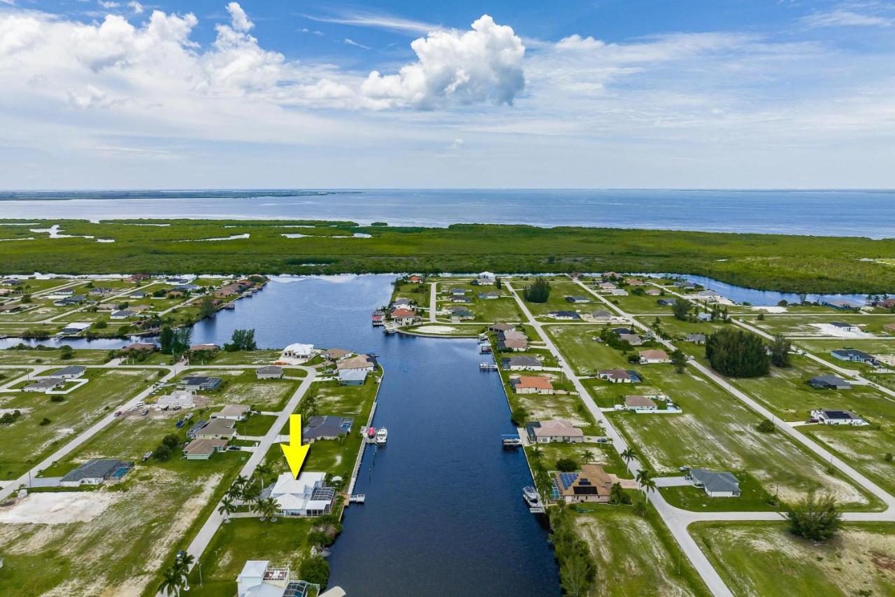 Waterfront, Pool, Tiki Bar, Outdoor Kitchen & Bar, Fire Pit, Home Gym, Sleeps 14-Villa Breath Away Cape Coral Exterior photo