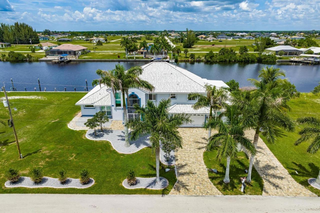 Waterfront, Pool, Tiki Bar, Outdoor Kitchen & Bar, Fire Pit, Home Gym, Sleeps 14-Villa Breath Away Cape Coral Exterior photo