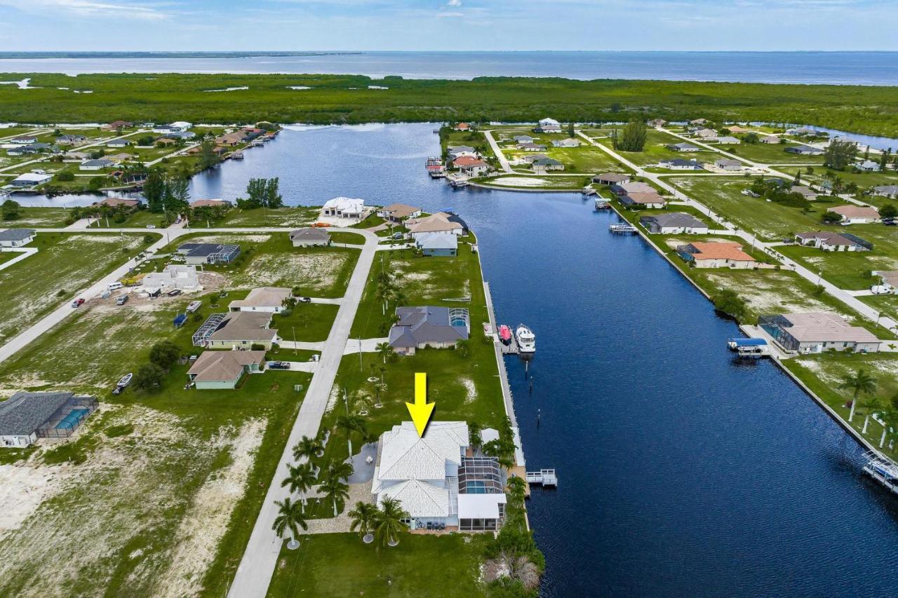 Waterfront, Pool, Tiki Bar, Outdoor Kitchen & Bar, Fire Pit, Home Gym, Sleeps 14-Villa Breath Away Cape Coral Exterior photo