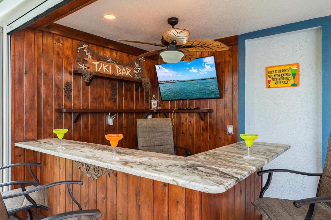 Waterfront, Pool, Tiki Bar, Outdoor Kitchen & Bar, Fire Pit, Home Gym, Sleeps 14-Villa Breath Away Cape Coral Exterior photo