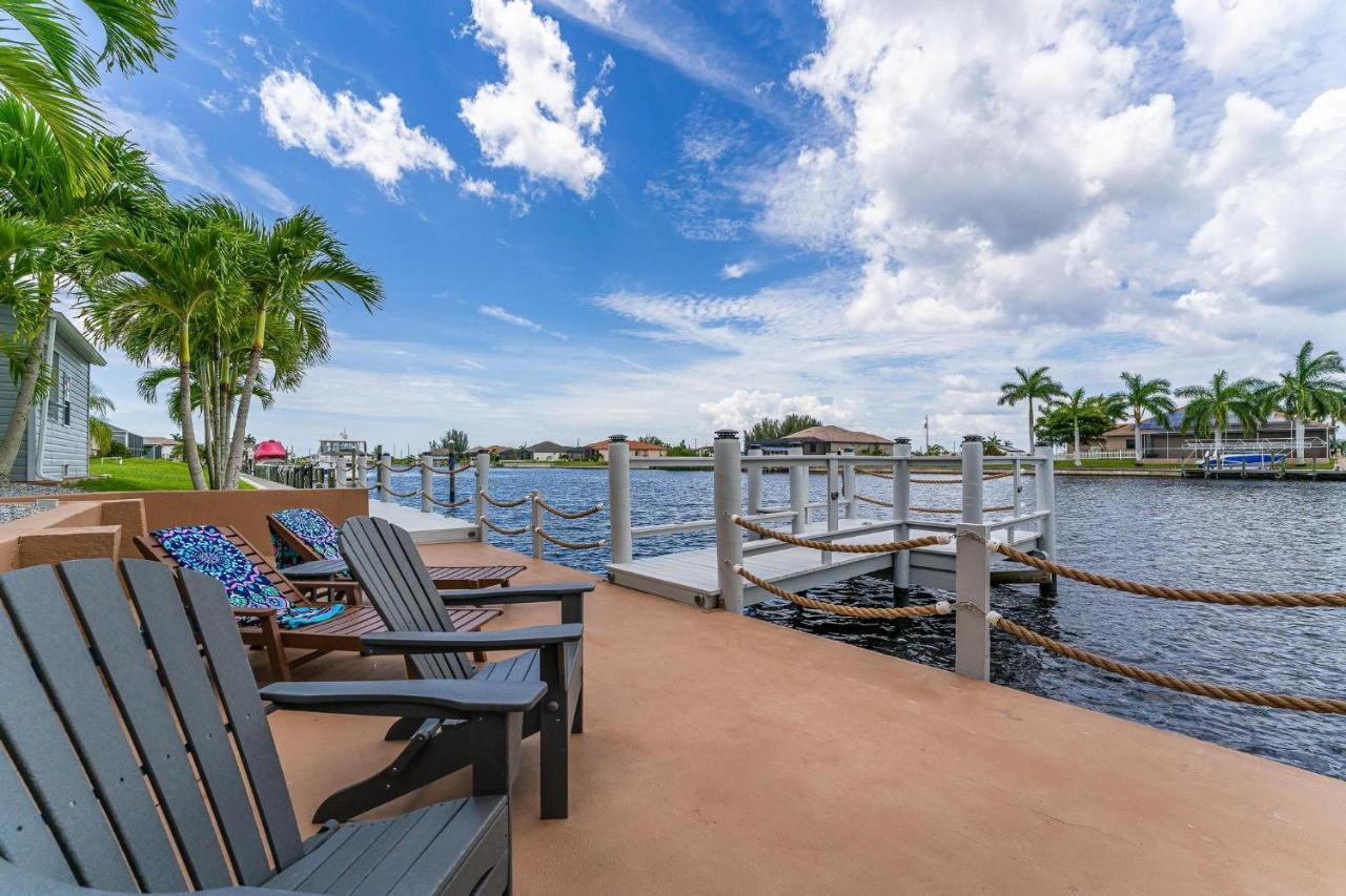 Waterfront, Pool, Tiki Bar, Outdoor Kitchen & Bar, Fire Pit, Home Gym, Sleeps 14-Villa Breath Away Cape Coral Exterior photo