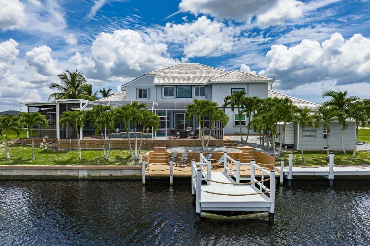 Waterfront, Pool, Tiki Bar, Outdoor Kitchen & Bar, Fire Pit, Home Gym, Sleeps 14-Villa Breath Away Cape Coral Exterior photo