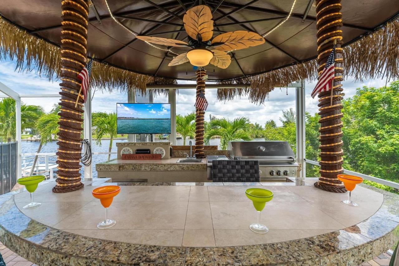 Waterfront, Pool, Tiki Bar, Outdoor Kitchen & Bar, Fire Pit, Home Gym, Sleeps 14-Villa Breath Away Cape Coral Exterior photo