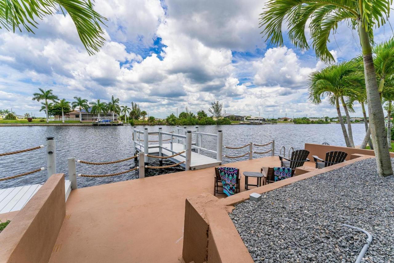 Waterfront, Pool, Tiki Bar, Outdoor Kitchen & Bar, Fire Pit, Home Gym, Sleeps 14-Villa Breath Away Cape Coral Exterior photo