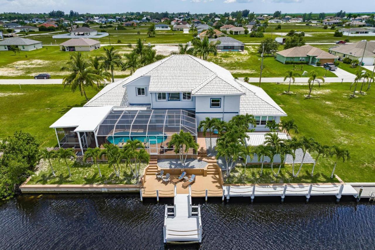 Waterfront, Pool, Tiki Bar, Outdoor Kitchen & Bar, Fire Pit, Home Gym, Sleeps 14-Villa Breath Away Cape Coral Exterior photo