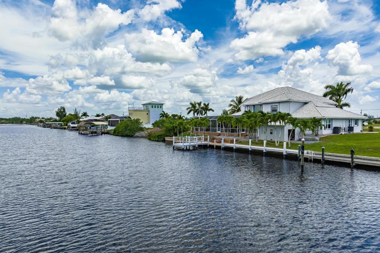 Waterfront, Pool, Tiki Bar, Outdoor Kitchen & Bar, Fire Pit, Home Gym, Sleeps 14-Villa Breath Away Cape Coral Exterior photo